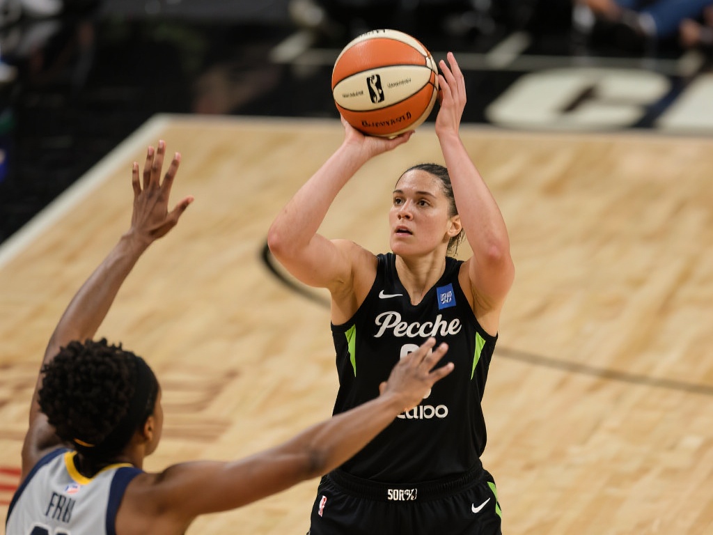 康大球星佩奇-布克斯31分引领胜利 佩奇的球场表现之所以令人惊叹,与她的精准